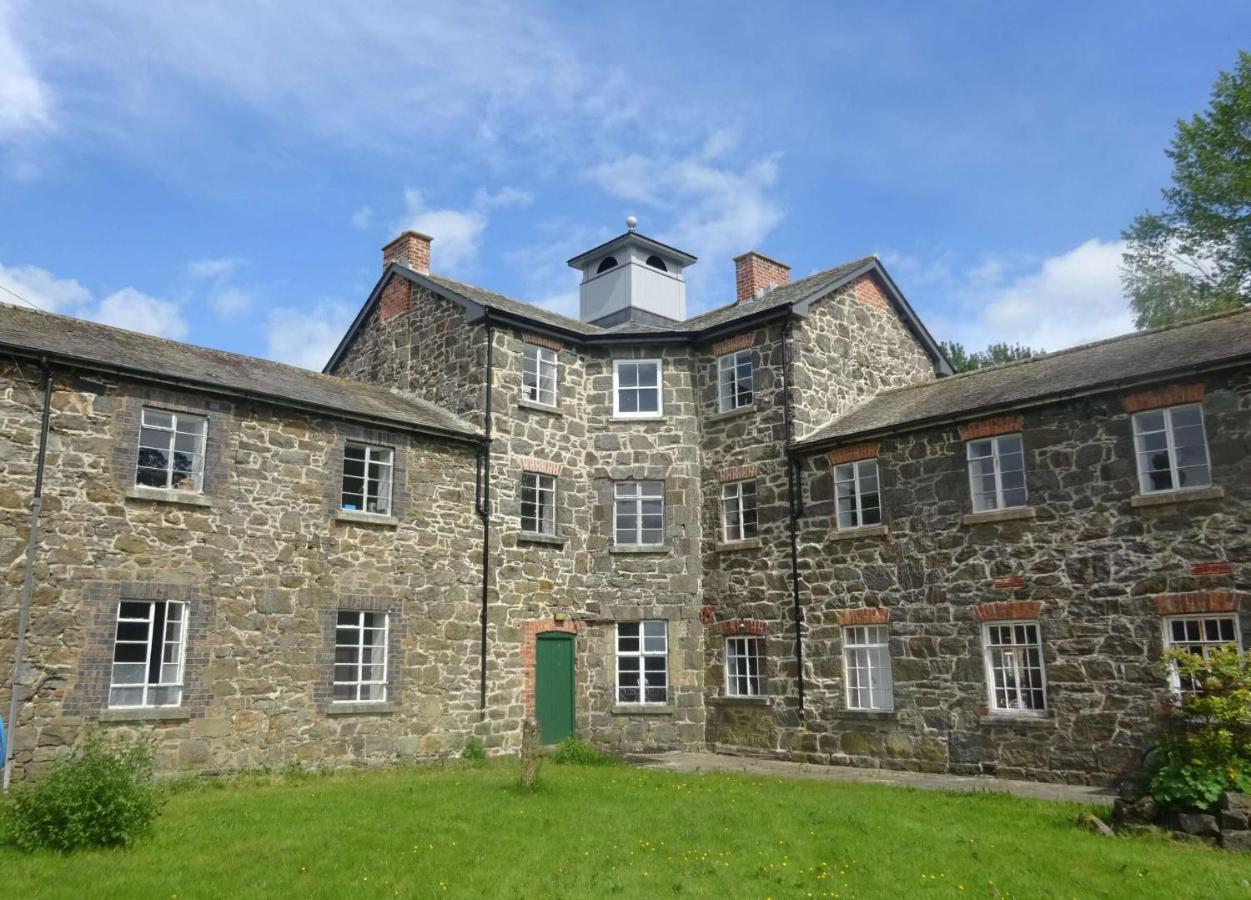 Llanfyllin Workhouse - Y Dolydd Pansiyon Dış mekan fotoğraf